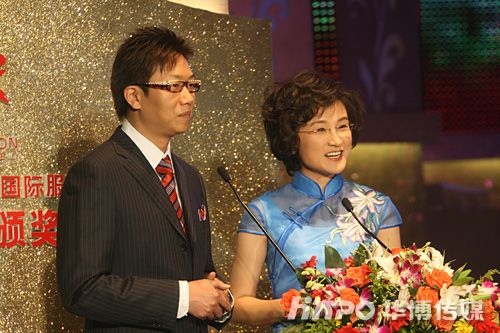 特邀央视主持人:董倩(右) 林海(左)